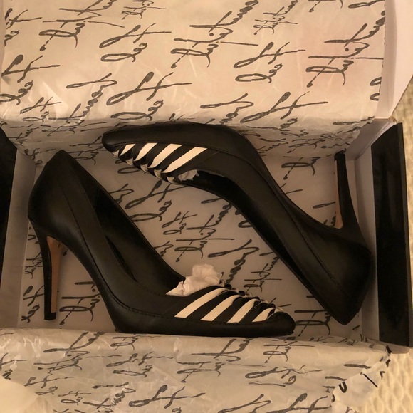 WHITE HOUSE BLACK MARKET HEELS - Picture 5 of 8